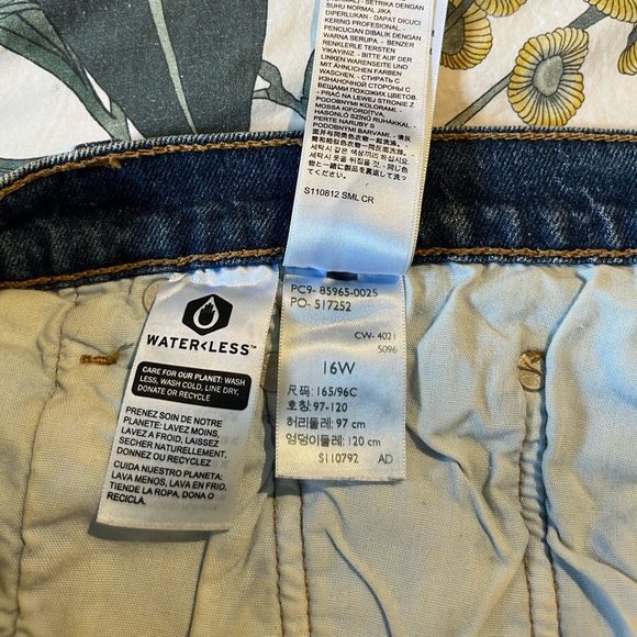 Levi’s 501® Original Women's Denim Short (Plus Size 16) - Picture 4 of 8